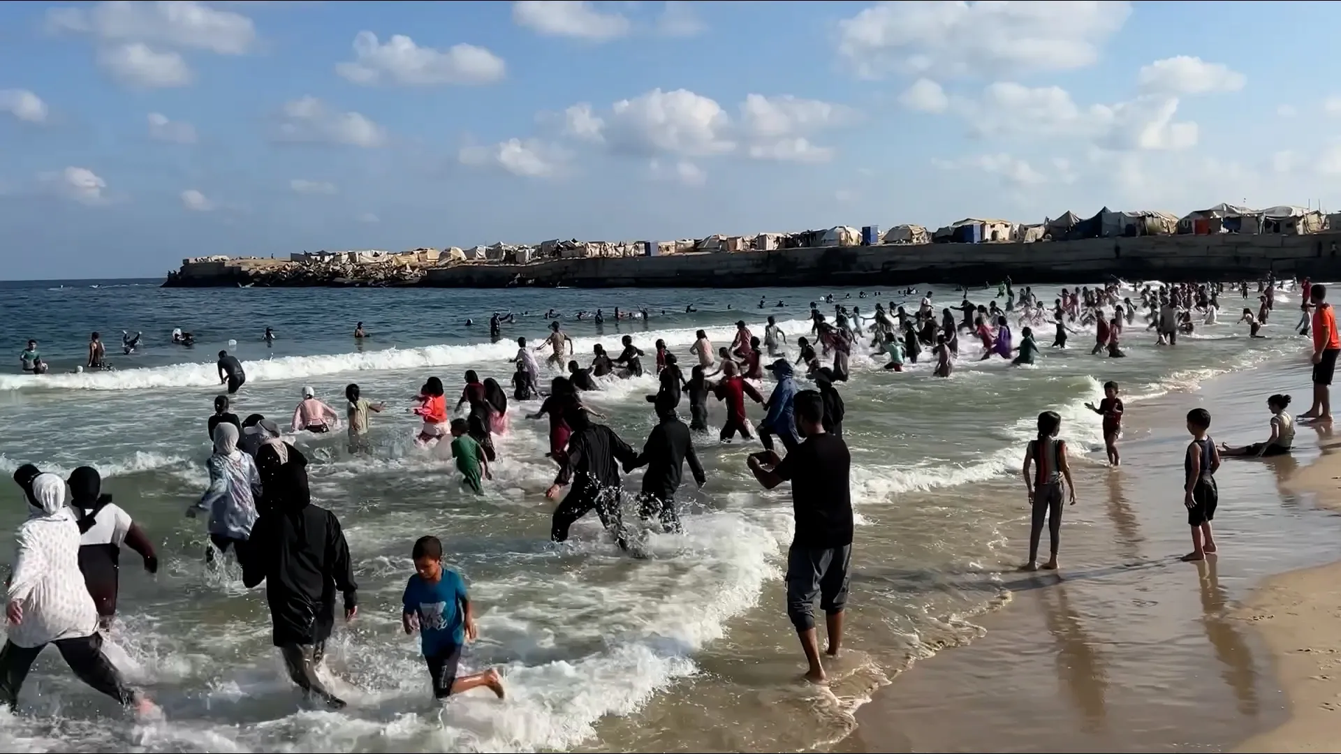 1,300 Children Join Mass Swimming Lesson on Gaza's Coastline