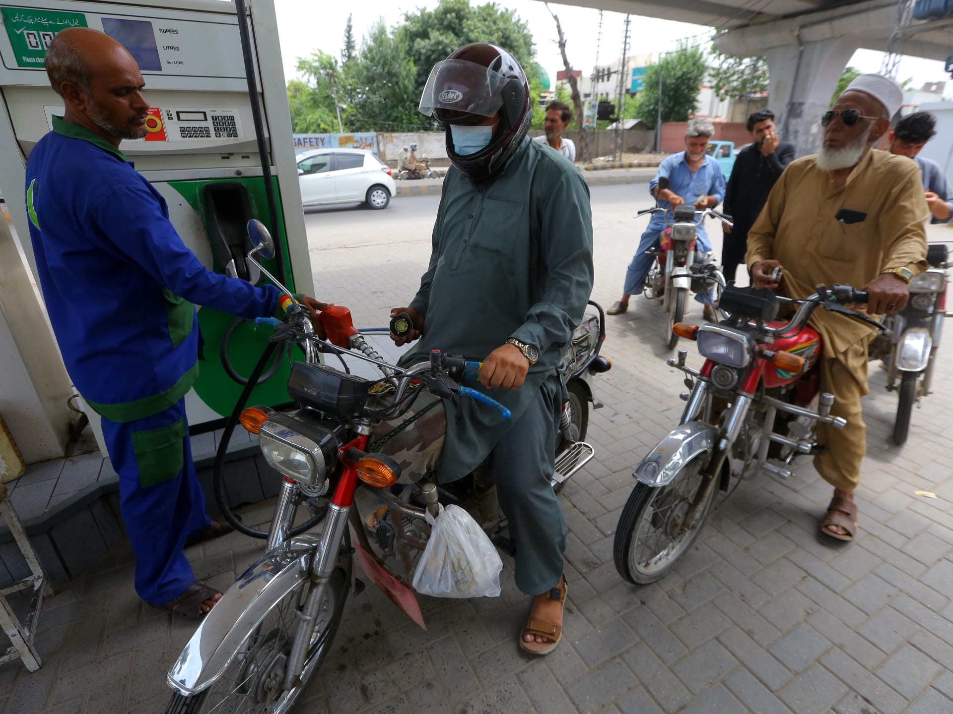 Geopolitical Tensions Elevate Oil Prices Amidst Strait of Hormuz Standoff