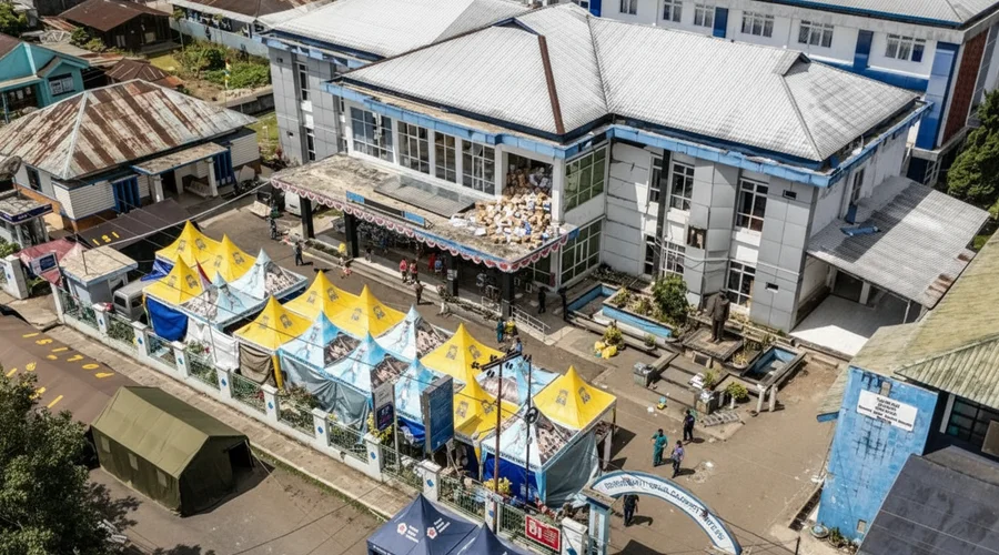Indonesian Hospital Relies on Tents for Patient Care Following Major Earthquake