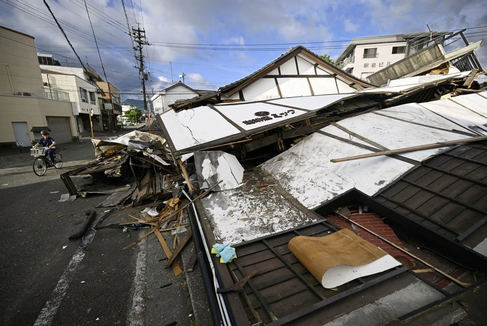 Kyushu Earthquake Aftermath: Rescue Efforts Continue as Fatalities Increase