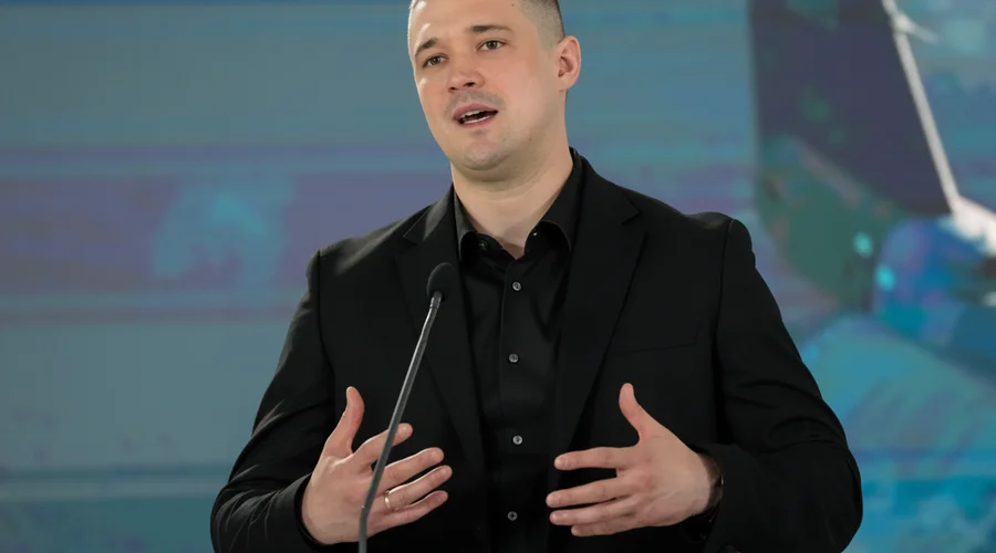 Ukraine's Military Leadership Undergoes Significant Changes Amid Strategic Debates