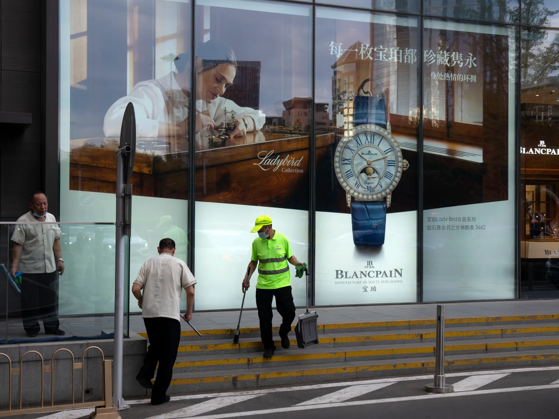 Young Professionals Reconsider Beijing: Economic Pressures Drive Exodus from Capital