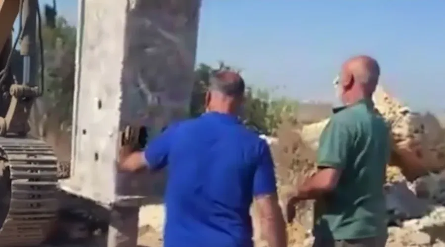Palestinian landowners confront bulldozers in West Bank